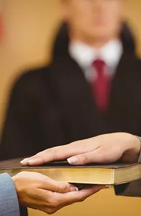 expert witness swearing an oath - Discussions between experts and evidence in legal proceedings